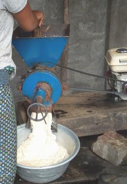 Mill for the preparation of the cowpea donut dough (© R. Kumako, Cirad)